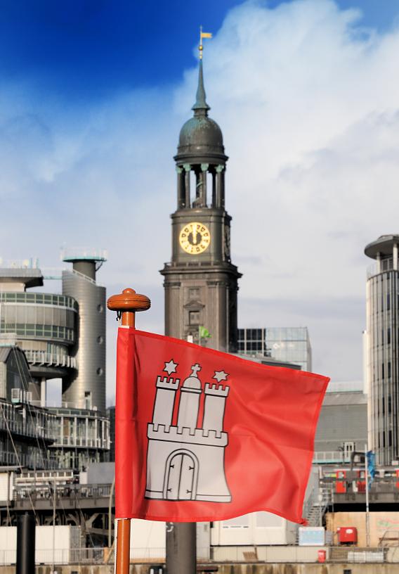 3574_0549 Turm der St. Michaeliskirche - flatternde Hamburgflagge. | Flaggen und Wappen in der Hansestadt Hamburg